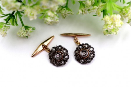  Botões de punho em ouro e prata com diamantes (2) em talhe brilhante e lascas